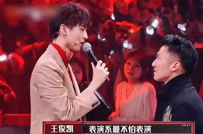原创王俊凯不惧挑战现场壁咚谢霆锋女选手的表情全场最佳