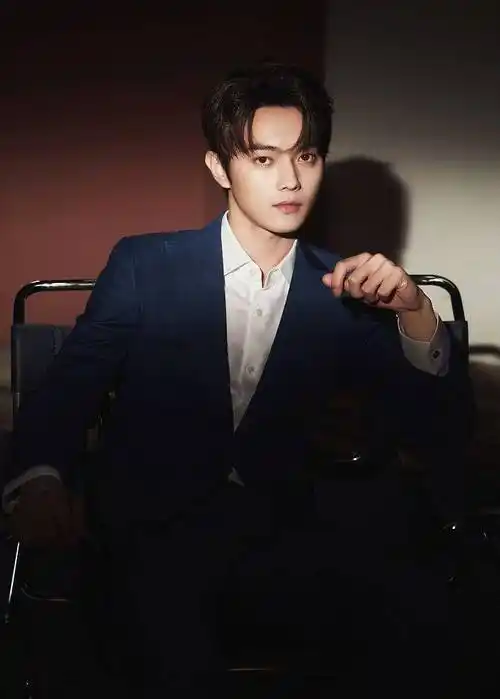 2021年10月14日,许凯亮相海飞丝品牌直播活动,并拍摄造型写真.