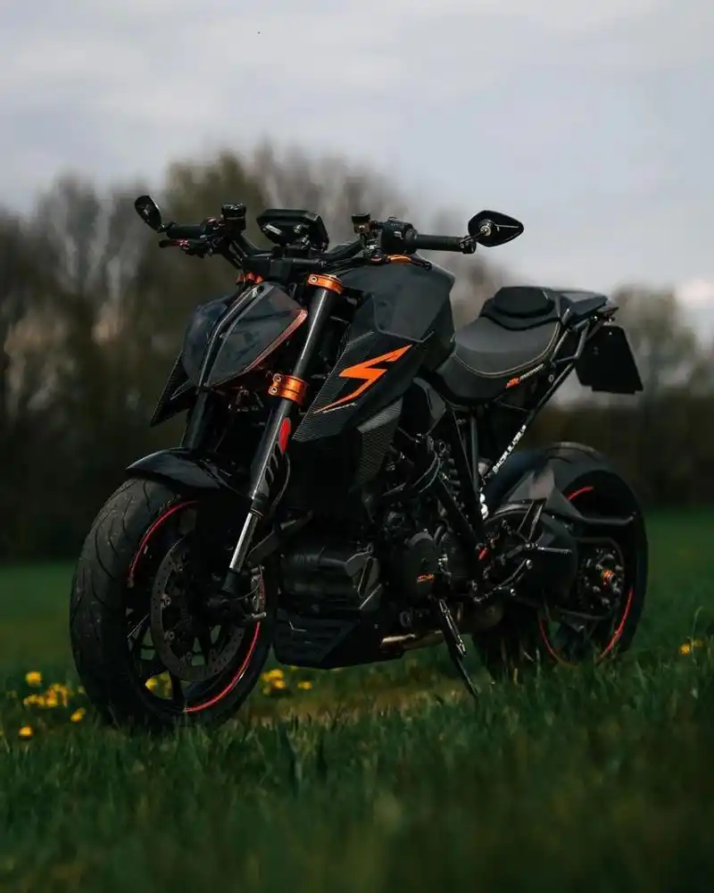 ktm 1290:跨越极限的掌控力 ktm 1290是一款真正的极限摩托车,它代表