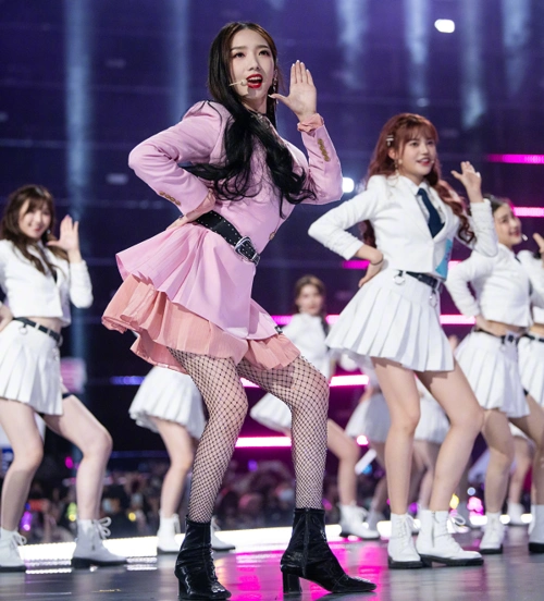 原创孟美岐跟练习生同时跳舞,定点摆pose时,导师水平一目了然