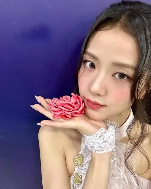 韩国组合blackpink成员智秀展示了盛开的美貌.