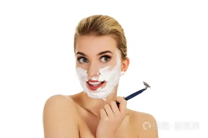 年轻女子有早上刮胡子