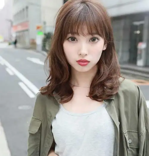 百看不厌得气质卷发中长发型