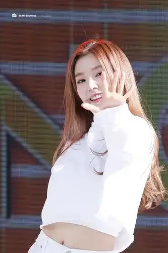 裴珠泫打歌服高清图,精致的五官化上美丽的妆,谁看了能不喜欢呢