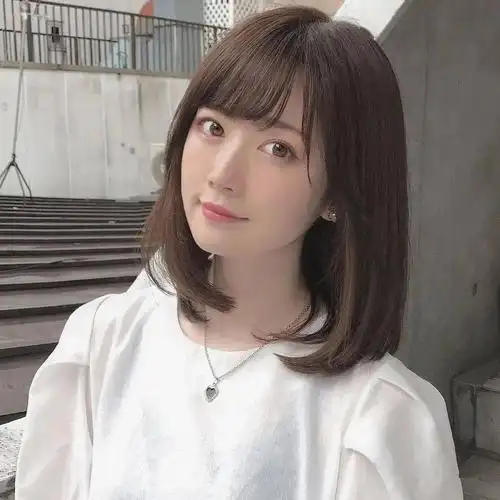 如果还不知道做什么样的发型 就剪个齐肩发吧 因为ta不管直发还是卷发