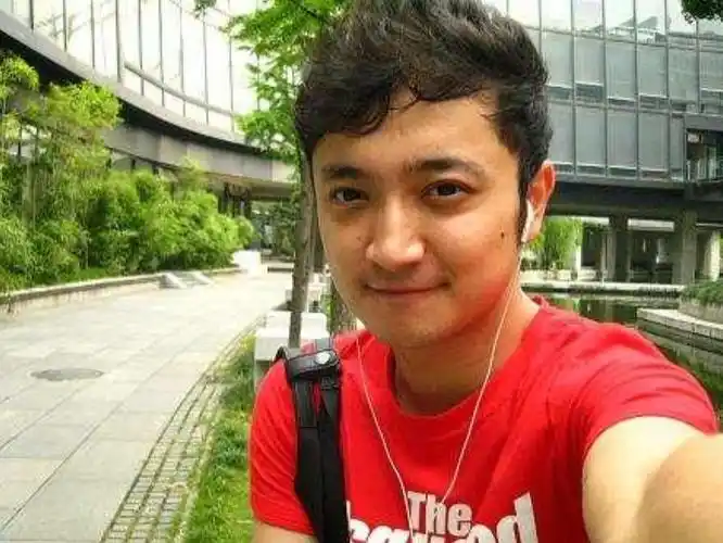 回顾尼格买提:陪同学参赛自己晋级了,陪女孩去相亲自己成了老公