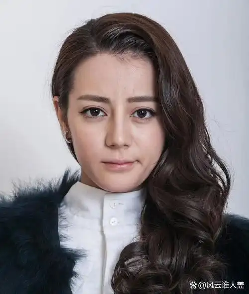 热巴的素颜照引发了网友们的广泛讨论,自然美丽成为新的焦点