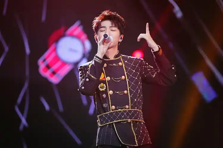 08.11 tfboys南京四周年演唱会 图源cr.logo