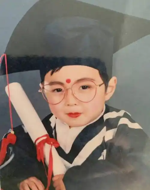 张艺兴穿着学士服撞脸年画娃娃. 小时候的艺兴也太可爱了 艺兴超软