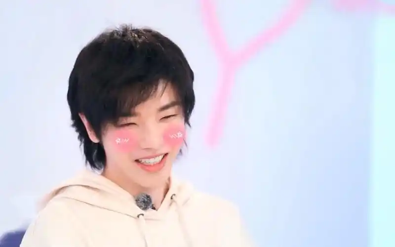 华晨宇撒娇小奶音合集吧唧嘴吵着要吃生煎花三岁已经无可救药