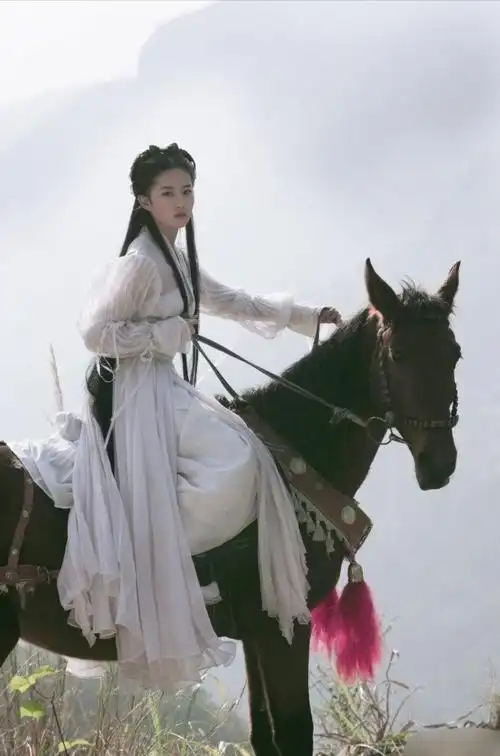 刘亦菲小龙女白衣舞剑旧照