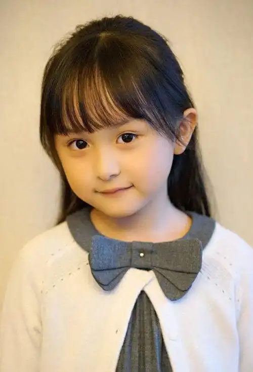 小女孩长 直发扎公主头发型