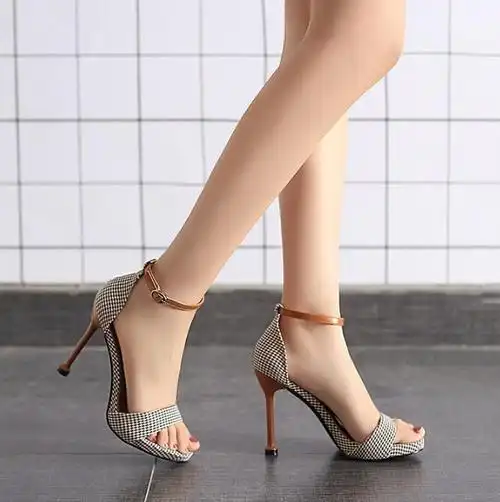 简约的一字带高跟鞋穿脱轻松方便散发出温柔的女人味