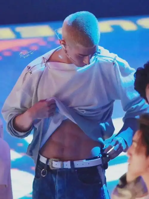 谁还没看过米卡八块巧克力腹肌