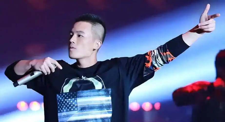 欧豪从小就生长在福建平潭的一个普通家庭.