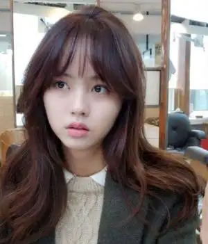 女生空气感薄刘海发型超清纯