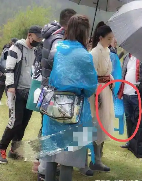 赵丽颖片场照,助理拿凳子贴身照顾,体力已不及产子之前_谢允_王一博