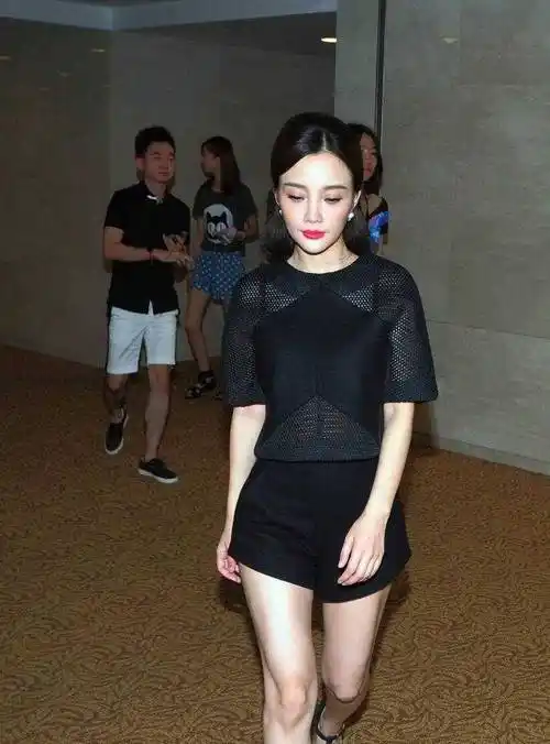 原创李小璐换发型翻车了一身黑色搭配显老10岁豆腐腿抢镜了