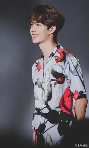 王一博这笑容!糖分严重超标,一博的笑容值得反复观看,心情愉悦