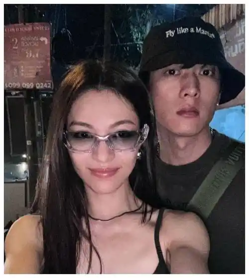 最后,祝福钟楚曦和她的男友幸福美满,同时也希望所有崇拜她的粉丝们