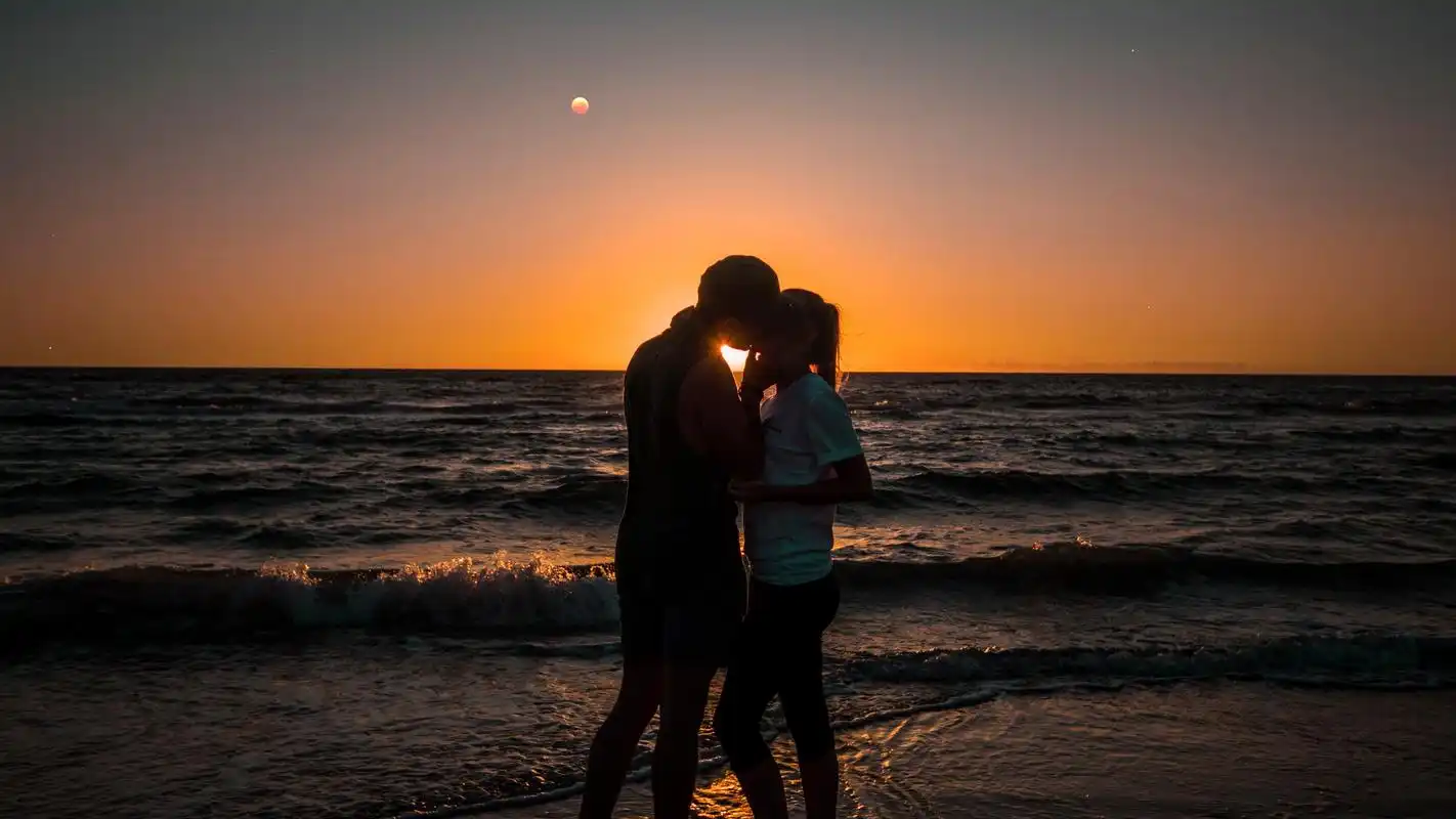 黄昏海边浪漫情侣图片,高清图片,壁纸-桌面城市
