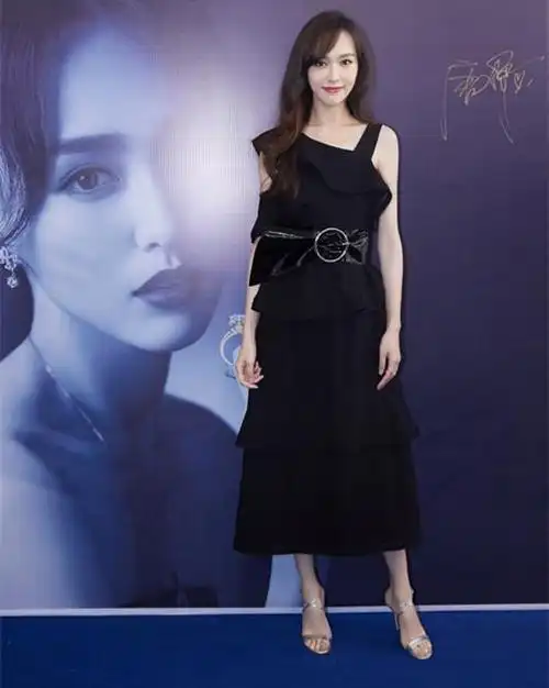 近日网友调侃:唐嫣一双高跟凉鞋穿39码的鞋大脚趾还外翻像是别人的脚!