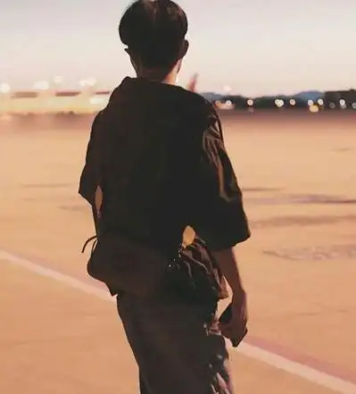 肖战剪的寸头让他整个人看起来精神非常饱满,身姿看起来非常挺拔,可见