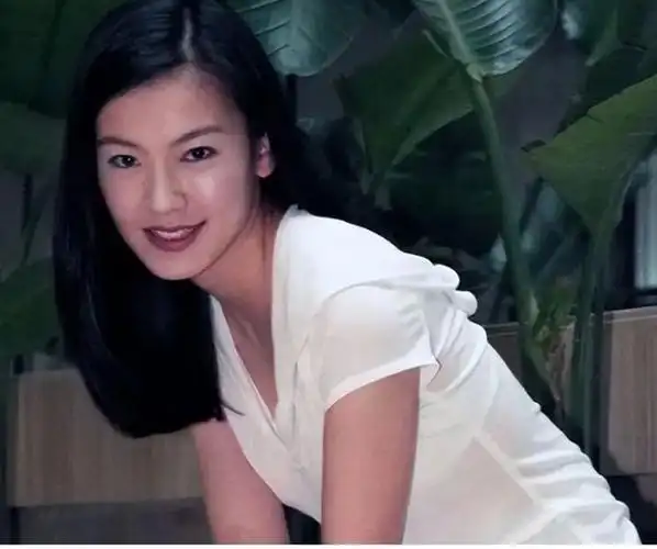 林熙蕾"玉女"变"欲女",私交混乱陪睡上位,47岁依旧身材火辣|舒淇|王晶