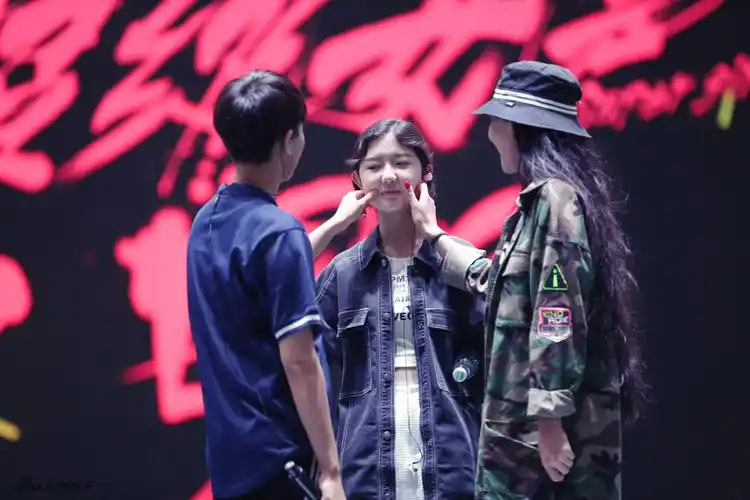 联排间歇,张晓钰和王金金玩弄着方圆的婴儿肥.