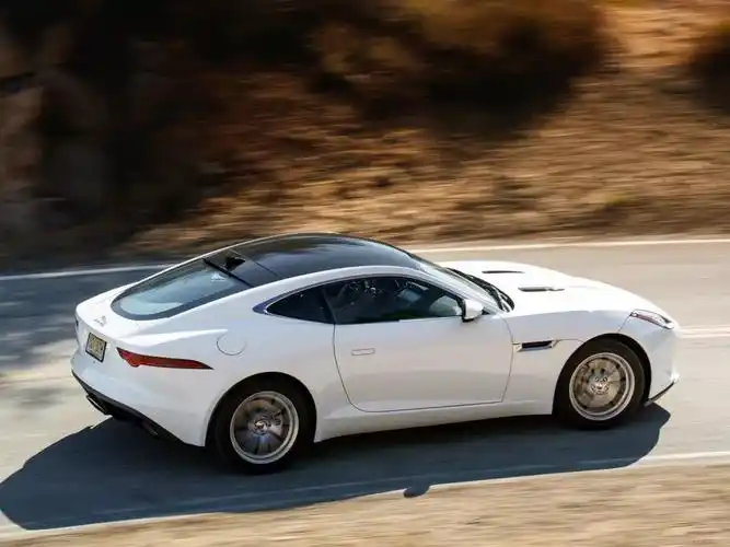 捷豹f-type 为你展现震撼的英式跑车风格