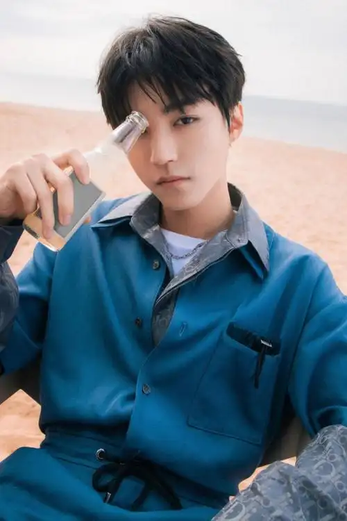 男友的海岛游记!王俊凯凝眸大片 眼神杀撩不自知