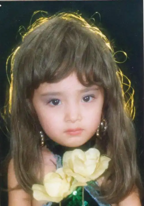 小时候的大幂幂真是可爱,水灵灵的眼睛,一看就是个美人胚子.