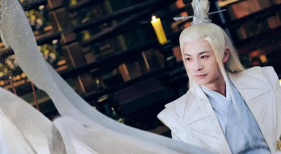 郑国霖当年也是难得一见的古装美男子,尤其是在和林志颖合作的《绝世