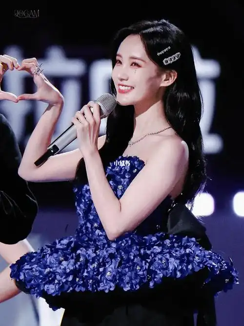 李一桐dy奇妙夜舞台上一次唱歌跳舞还是在上一次李一桐请多上舞台