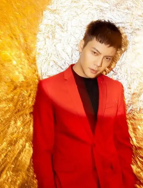 陈伟霆又将头发剪短换成标准板寸头整款发型清爽又帅气