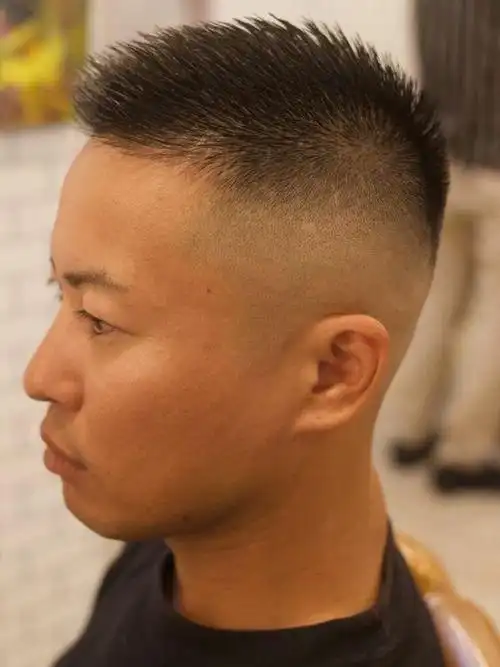 超短的男士寸头是一种经典而简洁的发型选择.