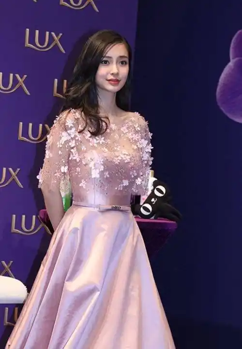 长卷发自然垂落,angelababy身着巴黎秀场黑色v领抹胸