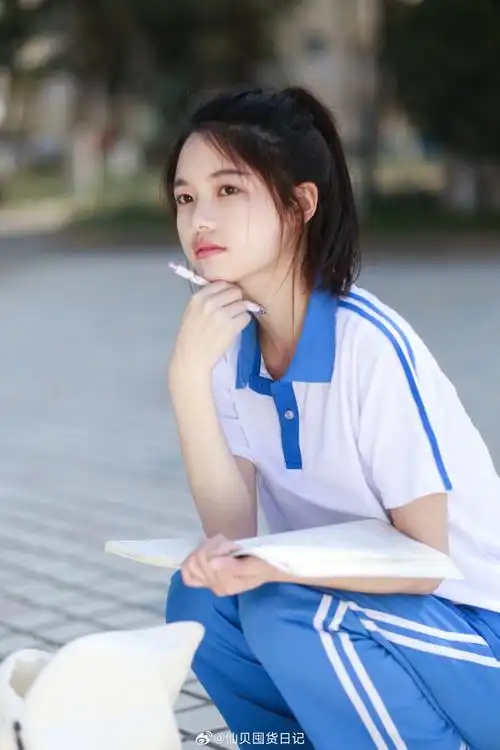 梦回高中(●v●)95  今天浅浅装嫩一回  穿上高中的校服,似乎又回到