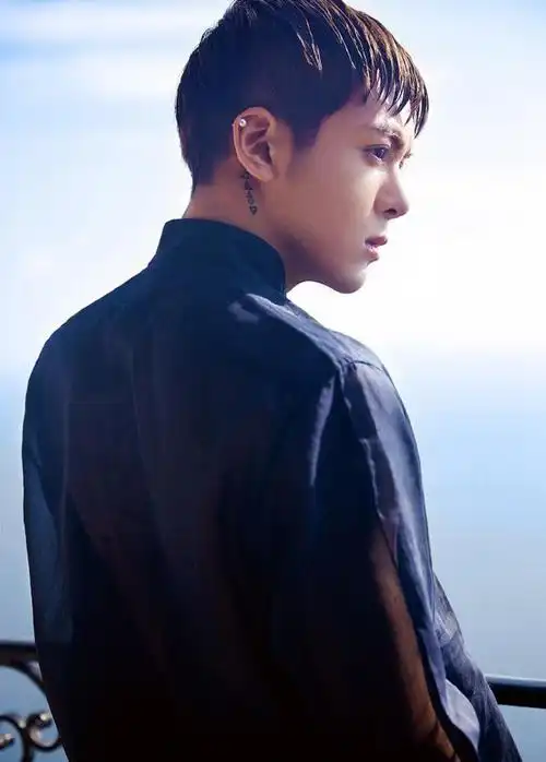 曾舜晞凹造型,油头刘海引关注,网友:能hold住的,是真男神