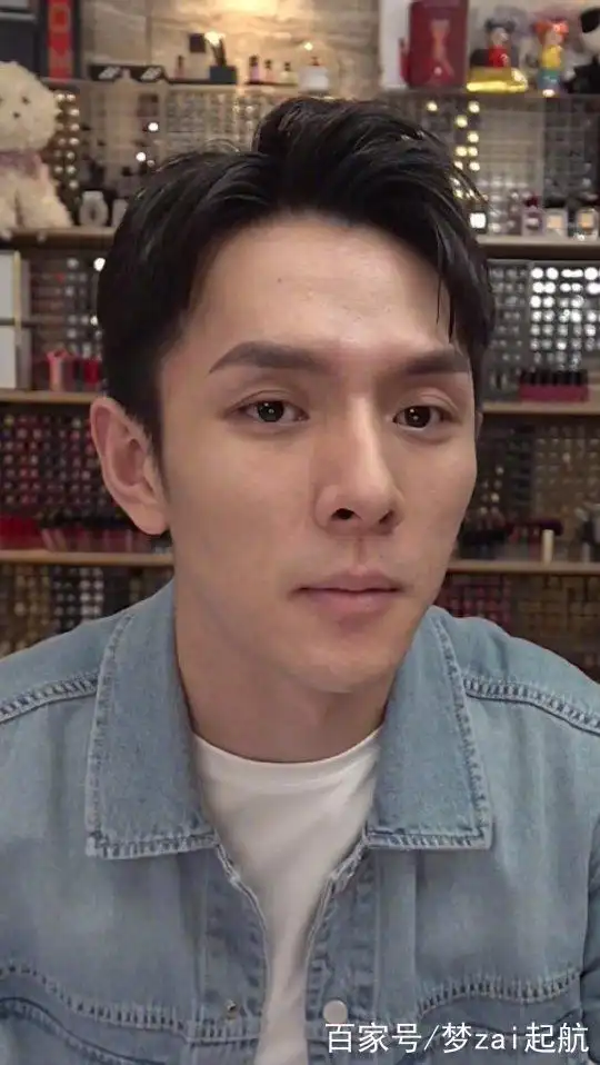 李佳琦素颜的样子激怒了谁?