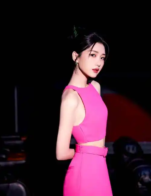 毛晓彤出席活动,身穿玫红色大衣裙,时髦又显瘦有气质!_身材_皮肤_女生