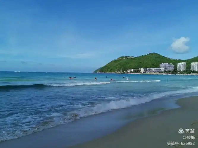 大东海海域蓝天映衬碧波万顷,这里的海湾时而浪静开阔,沙滩平缓