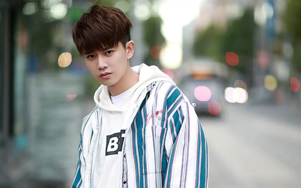 任嘉伦休闲帅气街拍图片电脑壁纸高清大图预览1920x1200_大陆明星下载