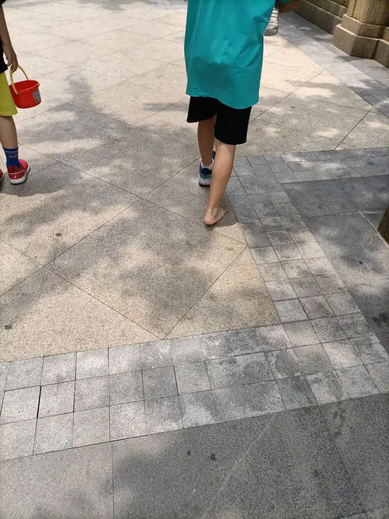 今天我们又去公园的湖边捞鱼了,鞋也玩掉一只,看看这些啥鱼呀?