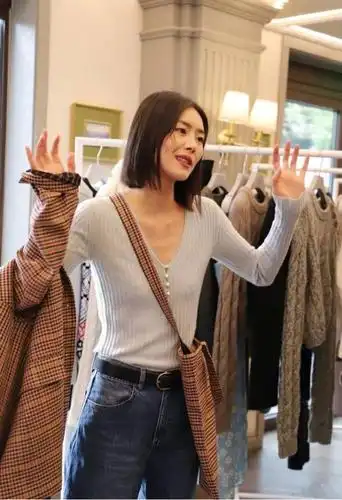 超模刘雯剪掉十年长发变波波头绿色针织衫搭配牛仔裤意外高级