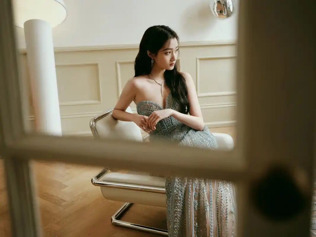 关晓彤高定水蓝色钉珠仙女裙