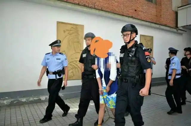 嵩县警方处理一大批违法犯罪嫌疑人公开指认现场