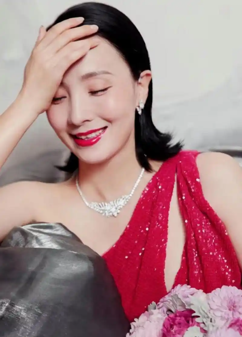 网友:51岁的陶红,身材依旧性感丰满,越老越有韵味.