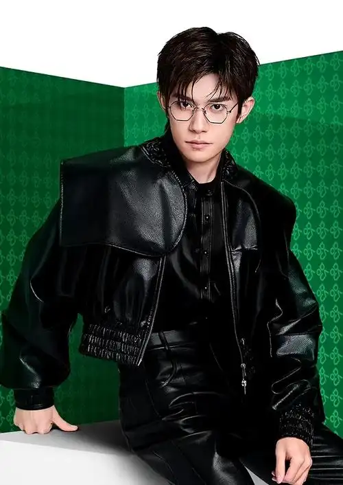 易烊千玺黑色皮衣眼镜造型##易烊千玺黑色皮衣皮裤造型