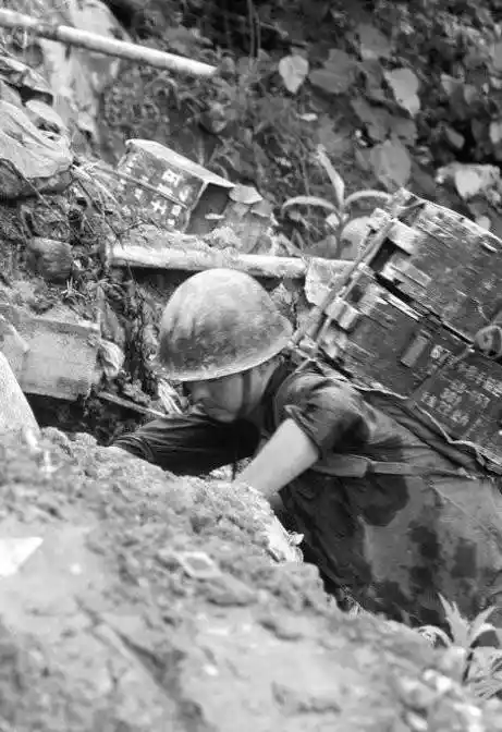 女摄影师一线实拍对越自卫反击战震撼现场(组图)